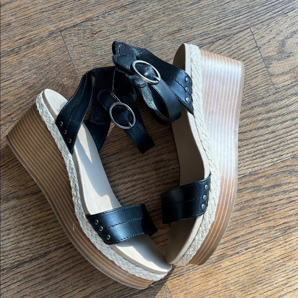 FRYE AND CO. Black Sandals